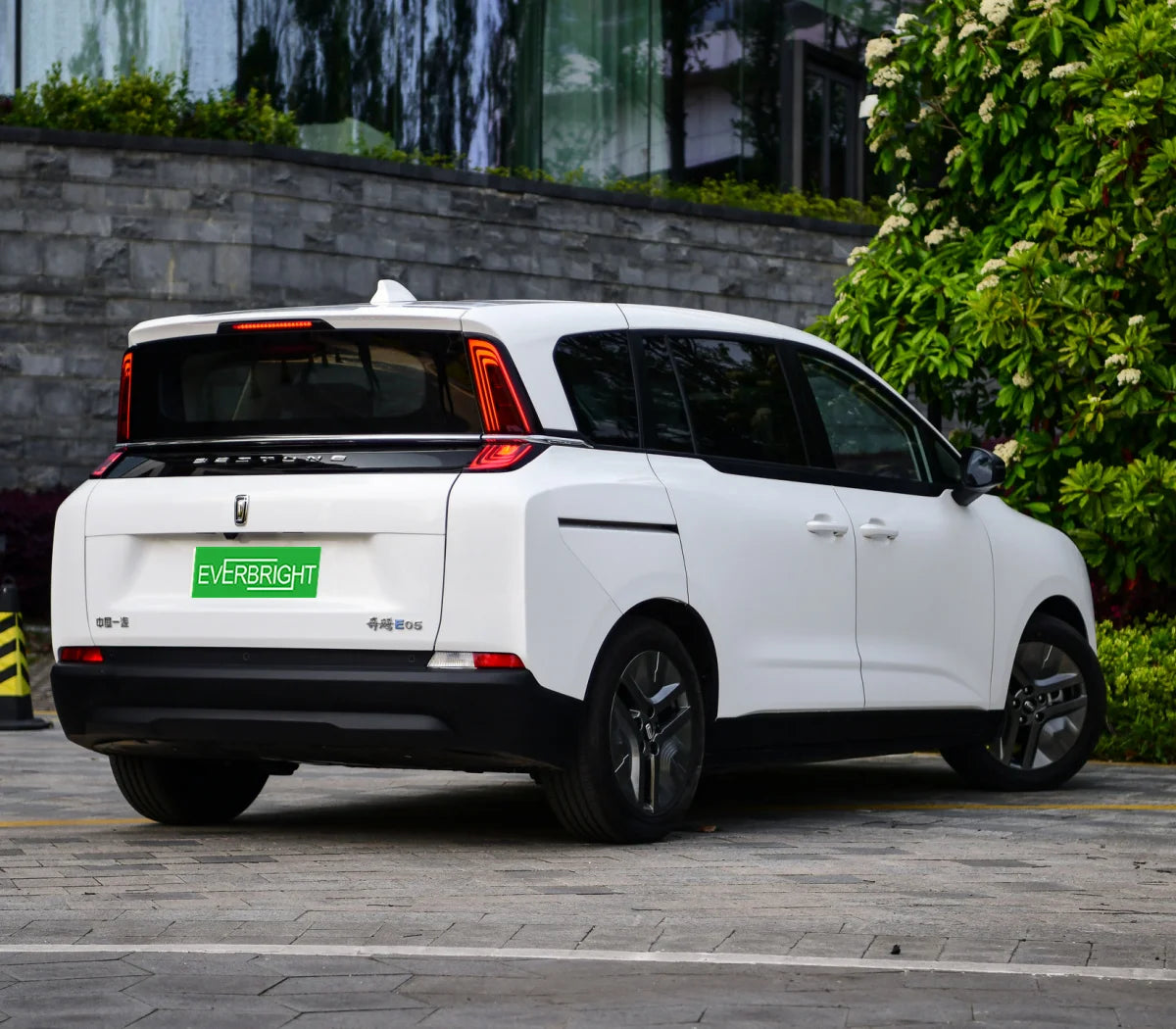 2022 BESTUNE E05 Cheap Electric Car MPV English Version 419km